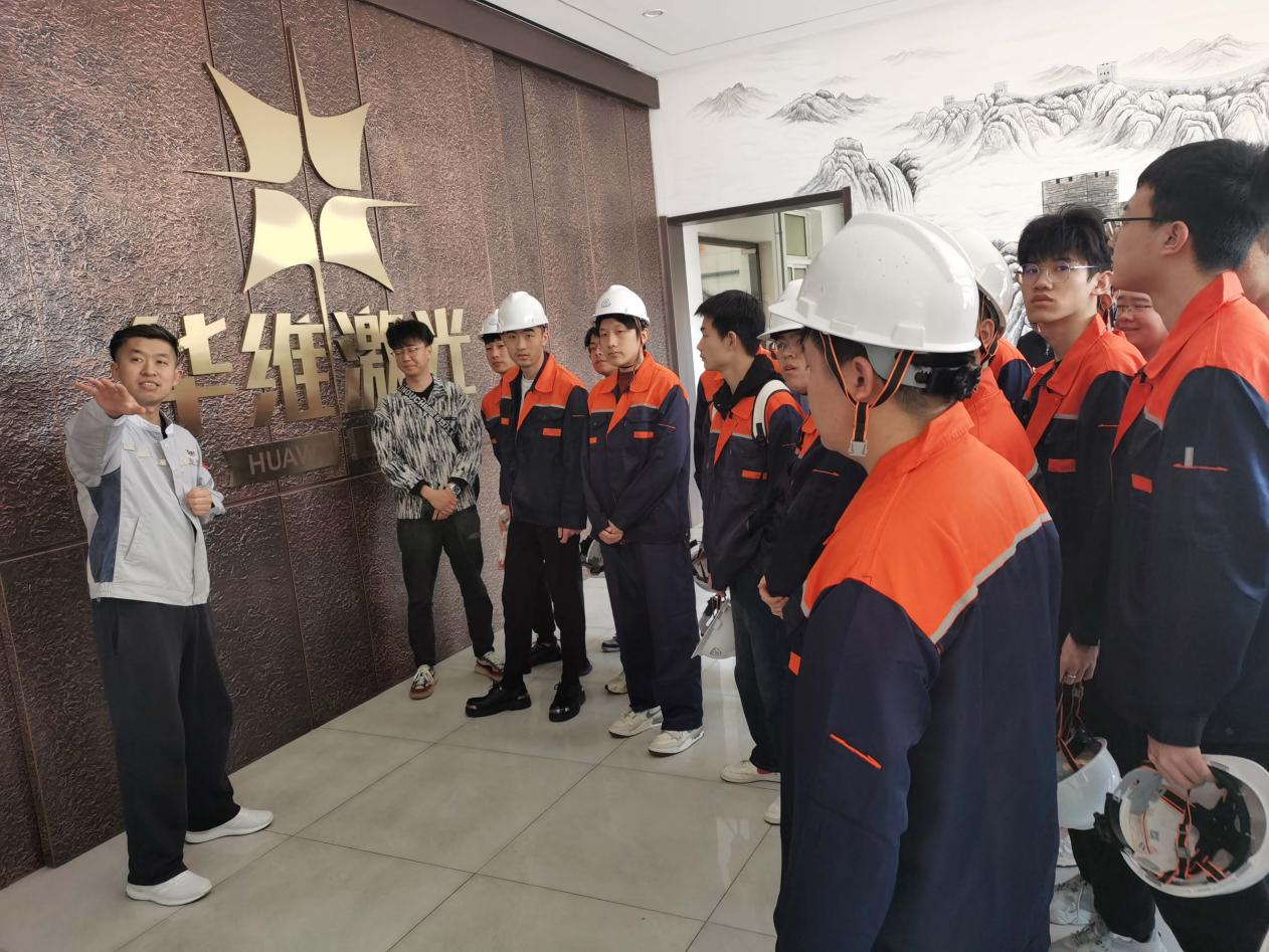 Guru dan mahasiswa dari Universitas Teknologi Shenyang mengunjungi Huawei Laser Equipment Manufacturing Co., Ltd.