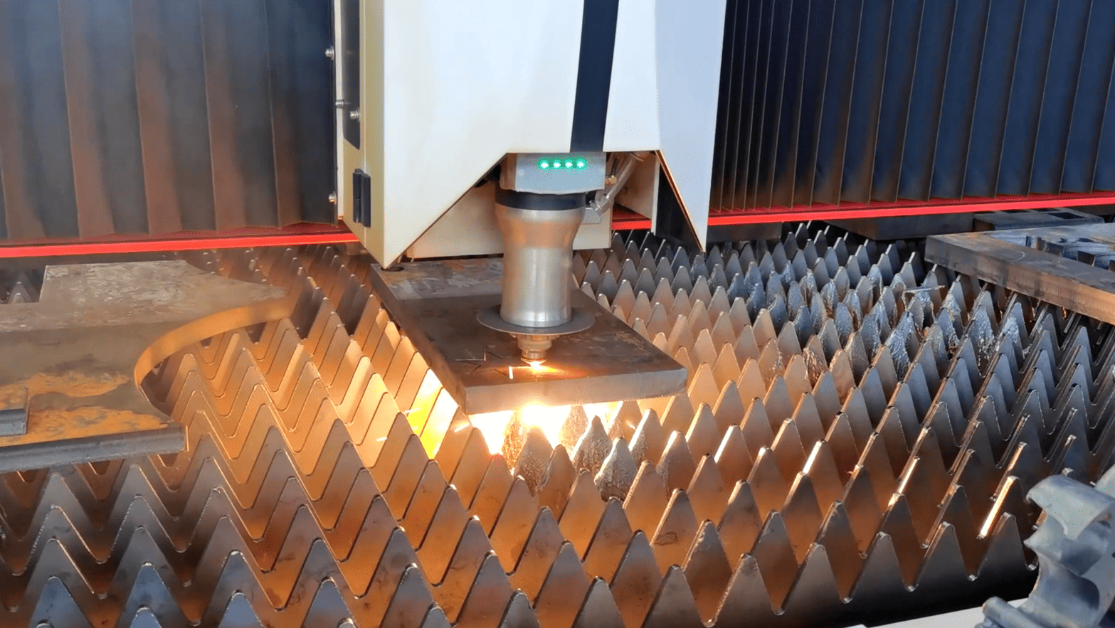 Analisis dan pencegahan percikan yang dipancarkan dari nozel gas selama pemotongan